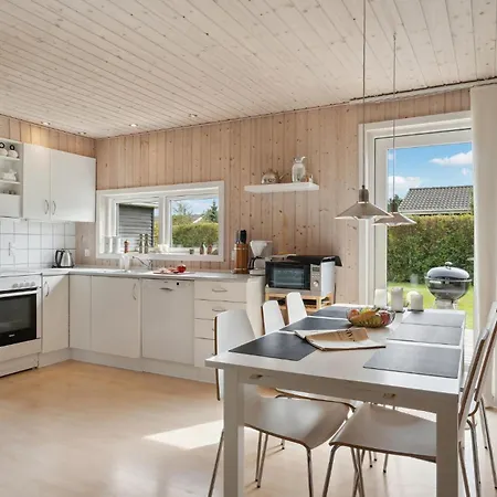 4 Bedroom Lovely In Feriehus