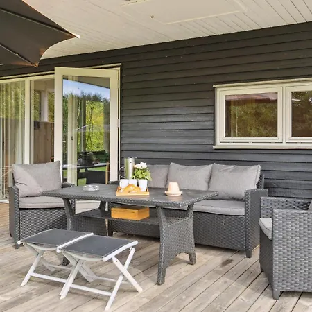 Dom wakacyjny 4 Bedroom Lovely In