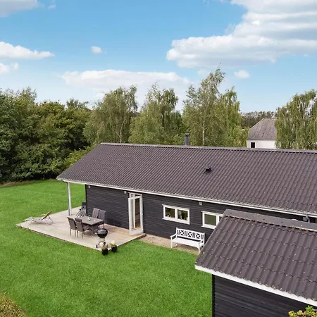 Feriehus 4 Bedroom Lovely In