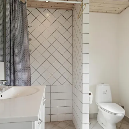 Feriehus 4 Bedroom Lovely In Nordenbro Vesteregn