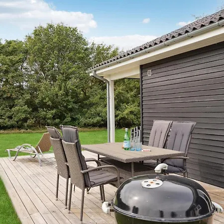 Dom wakacyjny 4 Bedroom Lovely In *