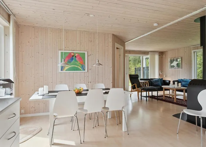 Holiday home 4 Bedroom Lovely In Humble